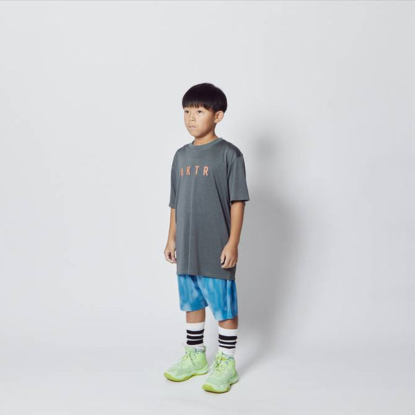 KIDS AKTR LOGO SPORTS TEE SG