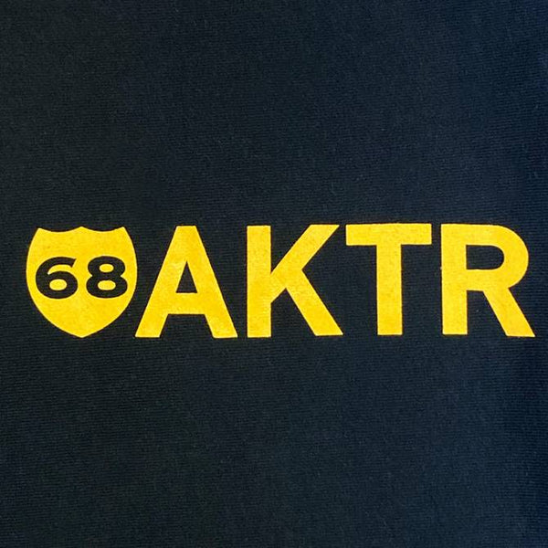 68xAKTR LOGO CREW SWEAT BK