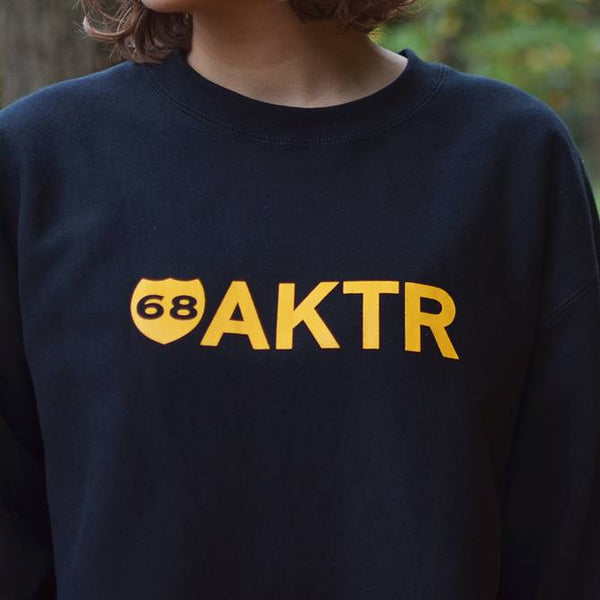 68xAKTR LOGO CREW SWEAT BK