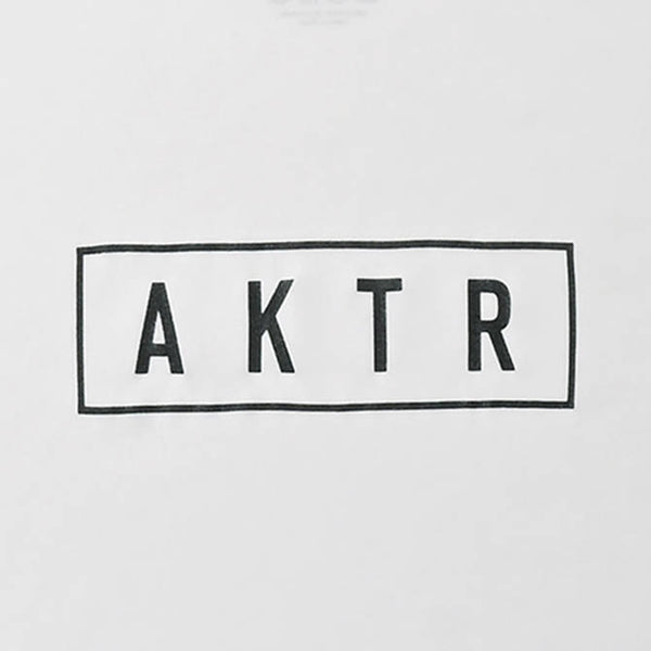 基本款 AKTR 徽標運動 T 卹 白色
